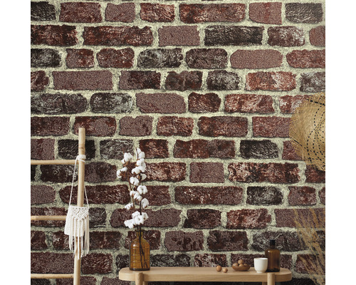 Décoration murale avec motif de briques, décoration avec échelle, sac, vase, branches de coton, chapeau de paille et table
