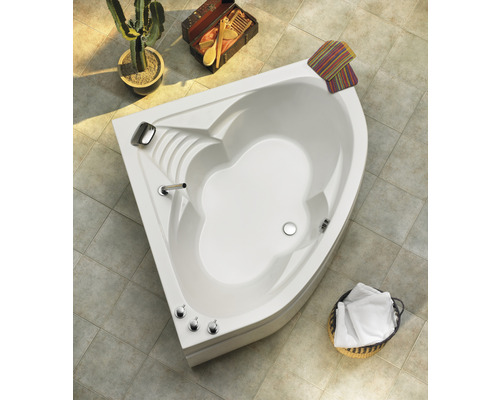 Baignoire d''angle dans la salle de bain avec robinetterie