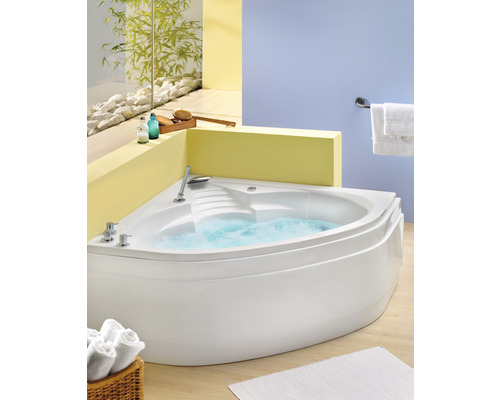 Baignoire d''angle remplie d''eau dans une salle de bain