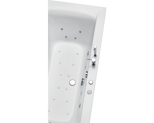 Gros plan d''une baignoire balnéo blanche avec robinetterie argentée