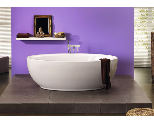 Freistehende Badewanne in einem Badezimmer mit violetter Wand