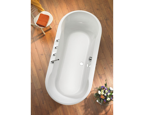 Baignoire de forme ovale avec robinetterie sur parquet