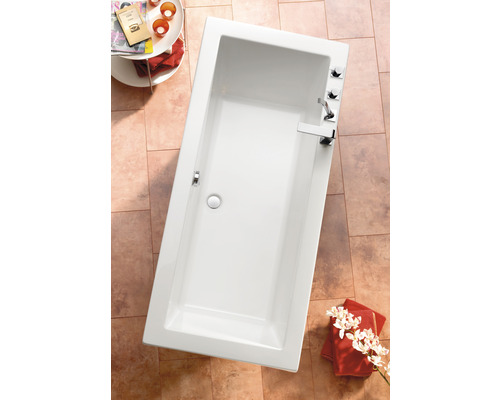 Baignoire rectangulaire avec robinetterie et garniture de trop-plein