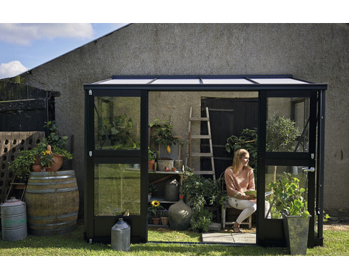 Serre de jardin avec femme assise sur une chaise