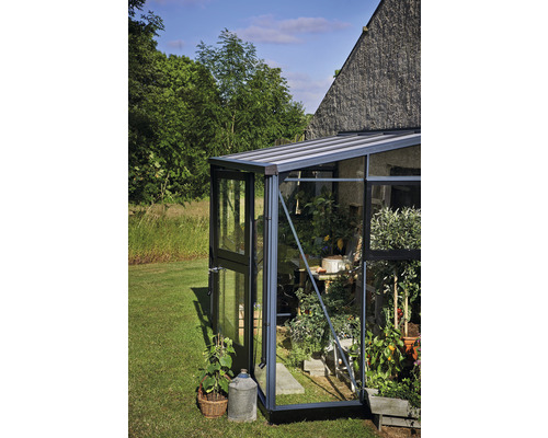 Serre avec des plantes sur une pelouse