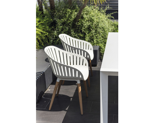 Deux chaises de jardin en plastique avec pieds en bois sur une terrasse