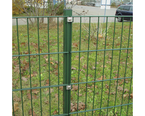 Doppelstabmattenzaun mit Zaunpfosten im Garten