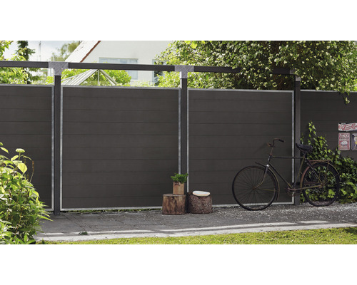 Clôture de jardin avec éléments en bois et vélo dans le jardin