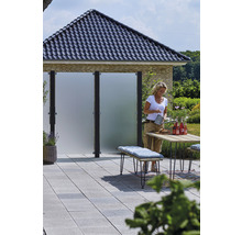 Terrasse avec éléments de protection visuelle, table, banc et femme
