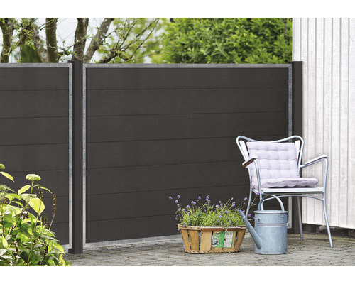 Scène de jardin avec clôture en bois, chaise, panier de fleurs et arrosoir