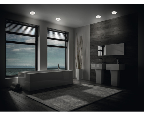 Salle de bains avec baignoire, lavabos et spots encastrés au plafond