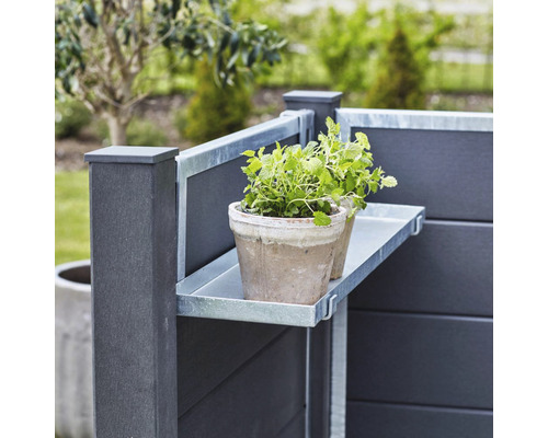 Vue sur le jardin avec table à plantes et deux pots en terre cuite