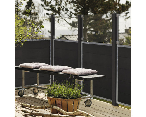 Terrasse avec clôture d''intimité, banc avec coussins et panier à plantes