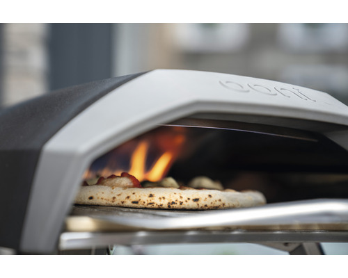 Four à pizza Ooni avec pizza dans le four