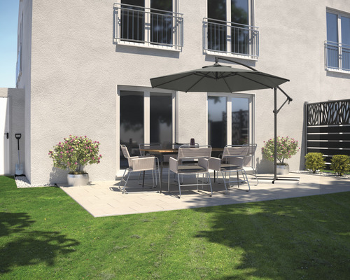 Extérieur d''une maison avec terrasse, mobilier de jardin et parasol