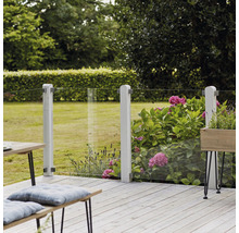 Terrasse avec clôture en verre et terrasse en bois dans le jardin