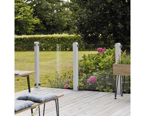 Terrasse avec clôture en verre et terrasse en bois dans le jardin