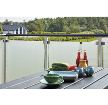 Table sur un balcon avec boissons et pastèque