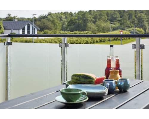 Table sur un balcon avec boissons et pastèque