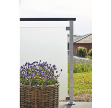 Terrasse avec garde-corps en verre et panier de lavande