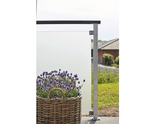 Terrasse avec garde-corps en verre et panier de lavande