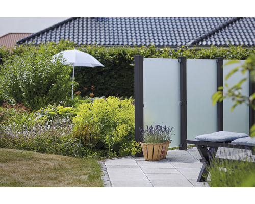 Scène de jardin avec écran de confidentialité, plantation et parasol
