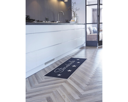 Szene einer Küche mit einem Küchenteppich mit Sternenmuster