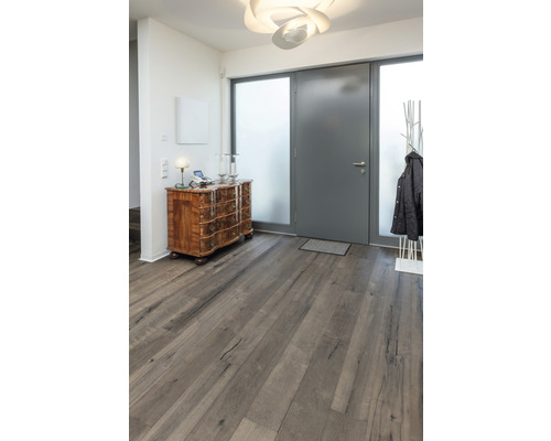 Espace d''entrée avec commode, vestiaire et plancher en bois