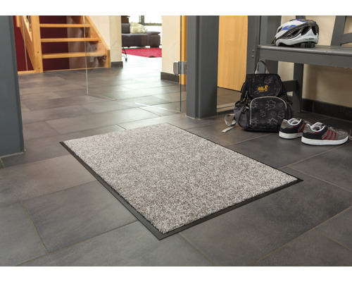 Tapis de sol dans l''entrée d''une maison avec carrelage.