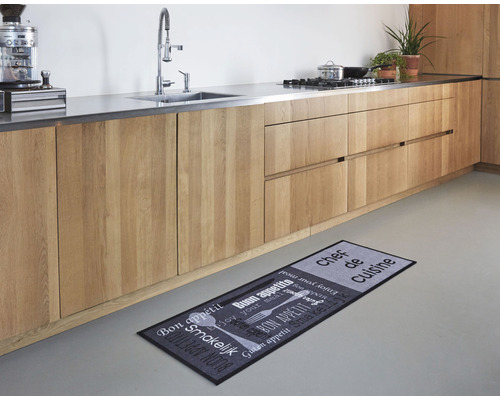 Image d''une cuisine avec un tapis de cuisine devant un ensemble de cuisine