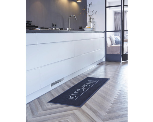 Küchenszene mit Küchenläufer auf Parkettboden vor Küchenzeile