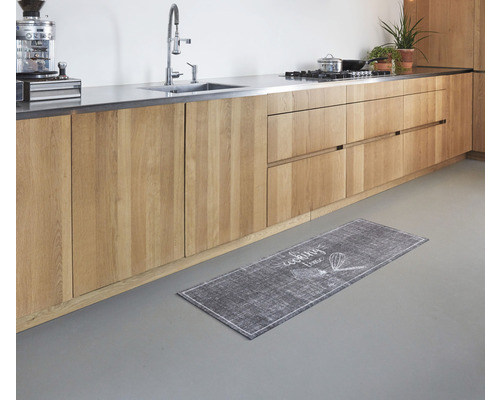 Scène de cuisine avec meuble bas et tapis de cuisine avec motif de cuisine