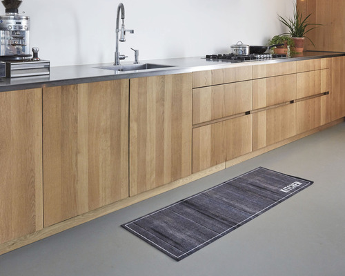 Küchenszene mit Küchenmatte vor Küchenschränken