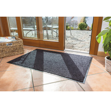 Tapis de sol devant une porte de terrasse sur un sol carrelé