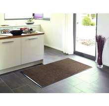 Tapis de sol marron dans la cuisine sur carrelage