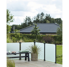 Terrasse avec paroi de protection visuelle, banc et pot de fleurs