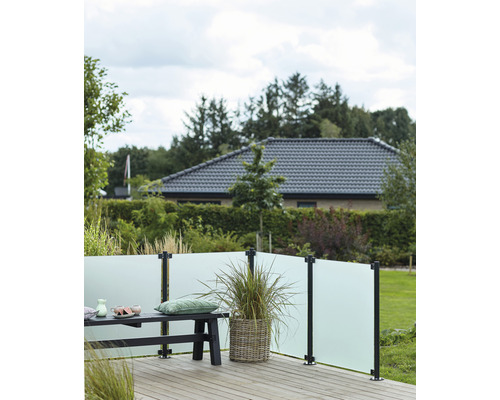Terrasse avec paroi de protection visuelle, banc et pot de fleurs