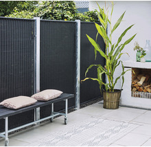Gartenszene mit Sichtschutzzaun, Bank, Pflanze und Gartendekoration für einen stilvollen Aussenbereich