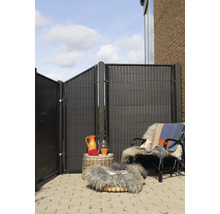 Aménagement de terrasse avec pare-vue, chaise, table d''appoint et objets de décoration