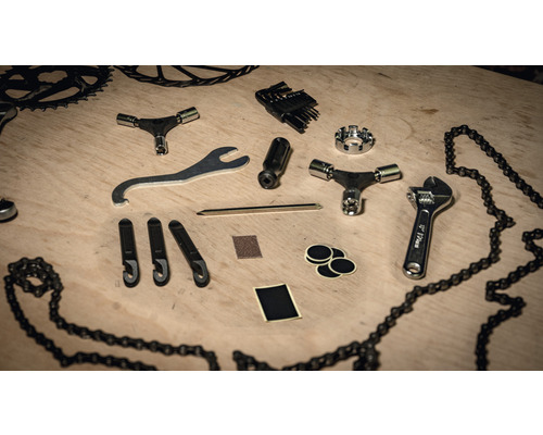 Fahrradwerkzeug und Fahrradreparaturset auf einer Holzoberfläche