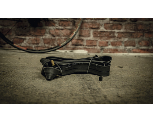 Fahrradschlauch auf dem Boden