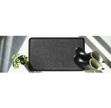 Tapis de sol avec bottes en caoutchouc et plante en pot