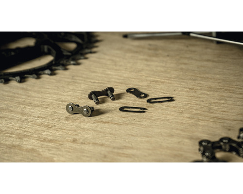 Maillon de chaîne de vélo sur une surface en bois