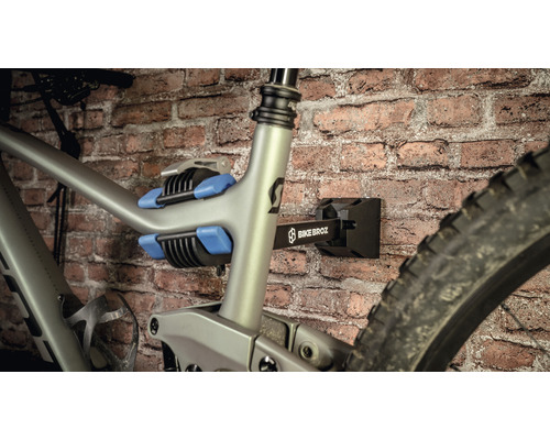 Fahrrad an einer Wandhalterung an einer Ziegelwand