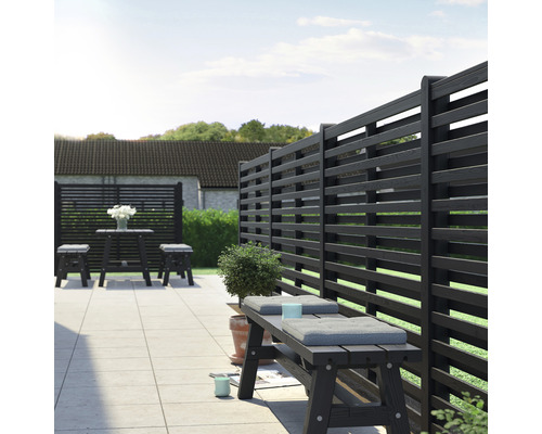 Scène de jardin avec clôture d''intimité, banc et groupe de table en bois