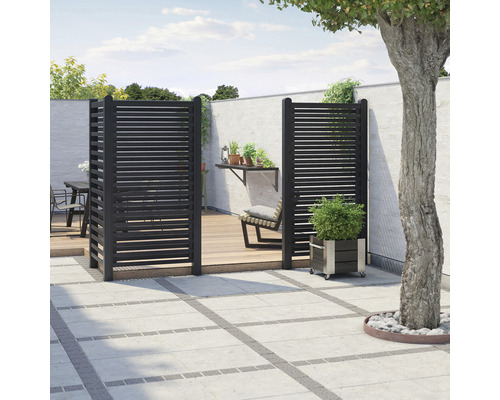 Aussenbereich mit Holzboden, Sichtschutzelementen und Sitzgelegenheit