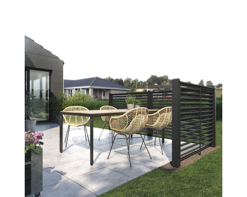 Scène de jardin avec table, chaises et clôture de confidentialité
