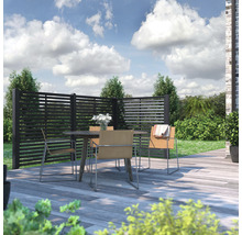 Terrasse mit Sichtschutzzaun, Gartentisch und Stühlen