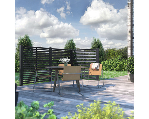 Terrasse avec clôture d''intimité, table de jardin et chaises