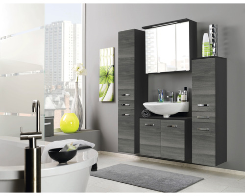 Badezimmer mit Waschbecken, Spiegelschrank und Hochschränken in Holzoptik